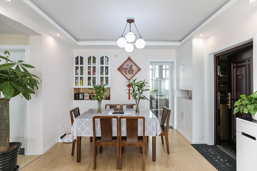 給現(xiàn)代簡約客廳帶給人一種清爽的感覺
