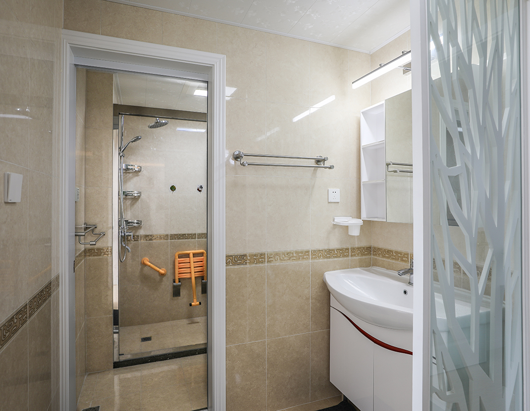 餐廳的設(shè)計(jì)利用了原本的陽臺(tái)門洞，巧妙的制作了一個(gè)餐邊柜，功能美觀相結(jié)合，在餐桌的墻面上擺放一些裝飾畫，以達(dá)到增加餐廳的情調(diào)。而餐桌上的綠色植物，則起到了畫龍點(diǎn)睛的作用，使環(huán)境充滿生機(jī)與活力。
