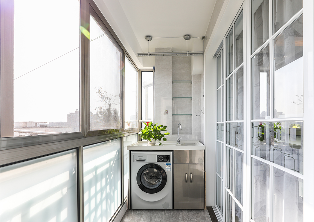 次臥的墻面顏色以清爽的藍(lán)色為基調(diào)，業(yè)主的兒子是個(gè)忠實(shí)的手辦愛好者，明亮的飄窗上面擺滿了他的收藏。
