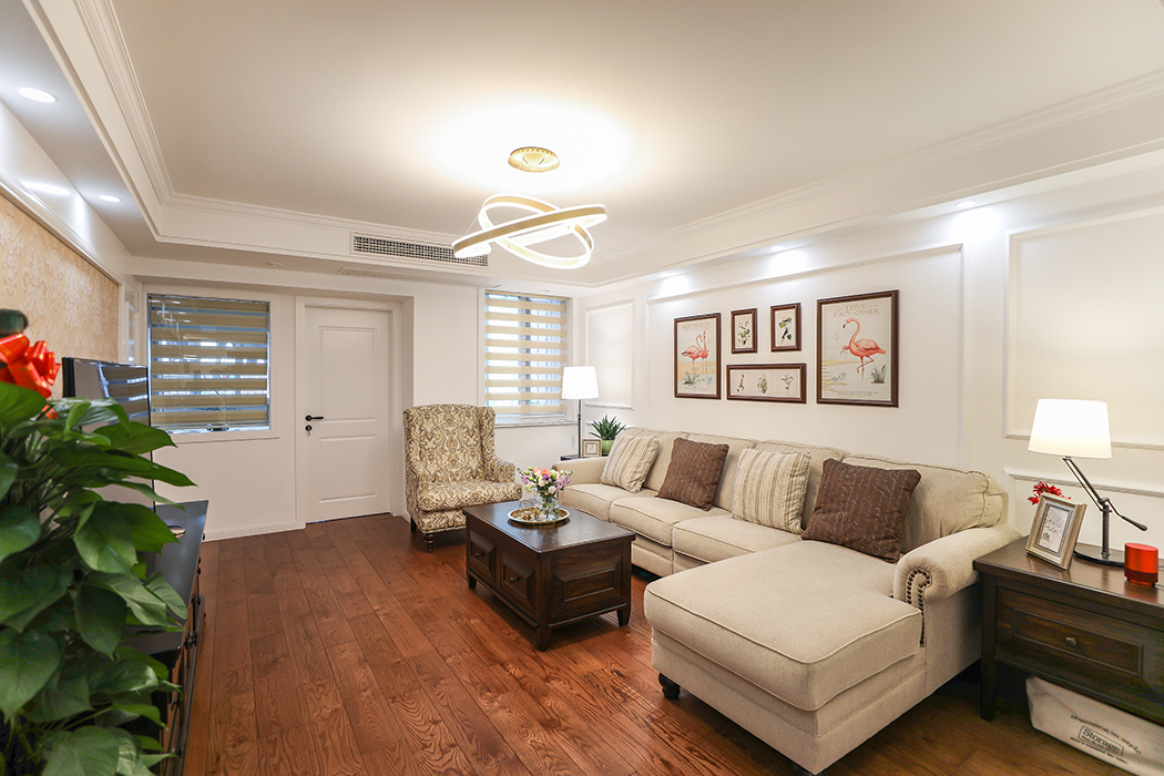 臥室與客廳隔斷采用玻璃隔斷，增加了客廳亮度的同時又不失美觀。采用柔紗簾既美觀，又保證了臥室的私密性，一舉二得。
