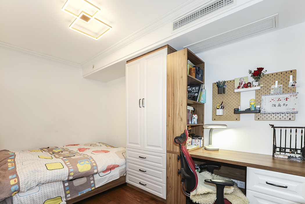 兒童房的衣柜與書柜背靠背設(shè)計，布局合理，充分利用了整個空間。
