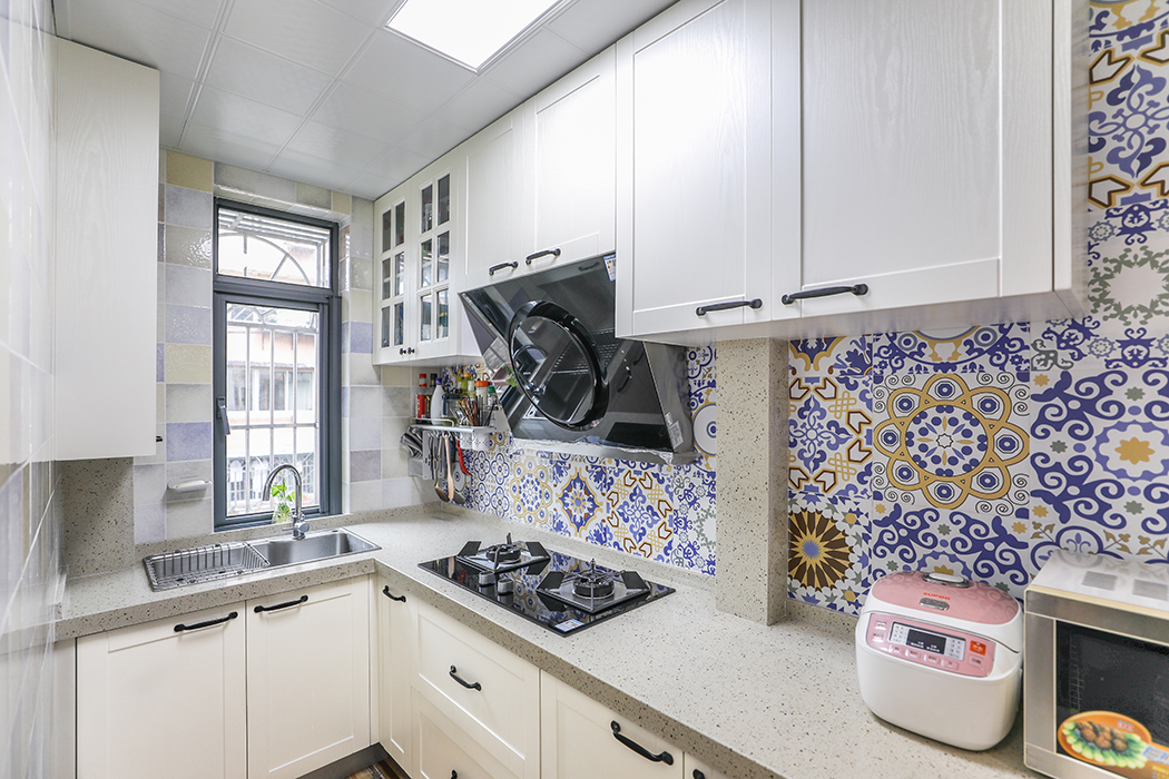 這是本方案的一個吧臺特寫。馬賽克配上木制臺面以及黃色的木制吧椅。顯得融洽營造出休閑的氣氛。
