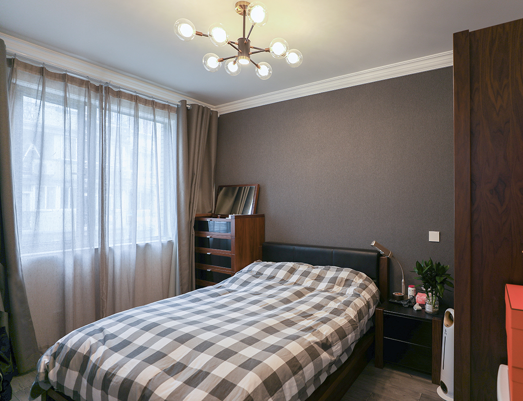 次臥和主臥又是截然不同裝修風格，業主女兒又是時尚的年輕人，所以色彩更加深沉，搭配現代風格的家具和燈飾，讓這個房間有一種朋克的味道。
