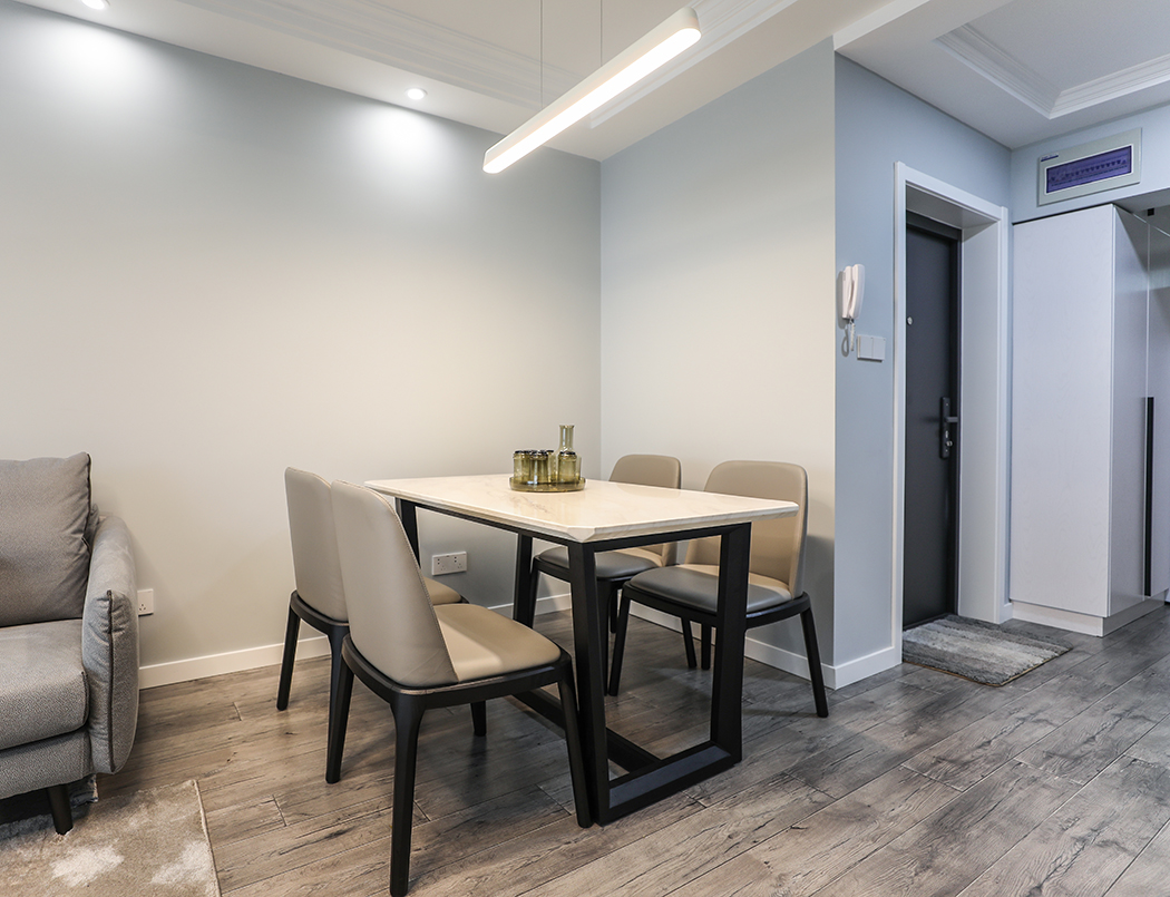 客廳整體風格以宜家北歐風格為主，整體色調以灰白為主，深灰淺灰增加對比度。簡潔的線條，灰色的墻面和強化復合地板，家中最為突出的也是一把沙發單椅，一下子讓整個空間增加立體感。
