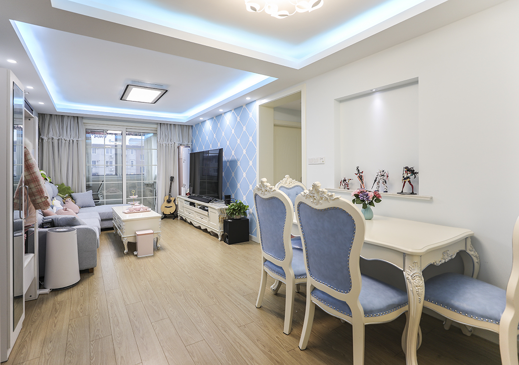 客餐廳頂面區域劃分明顯，柔和的燈光營造溫馨的畫面，歐式的家居加上淺色的地板使空間整體更加和諧！
