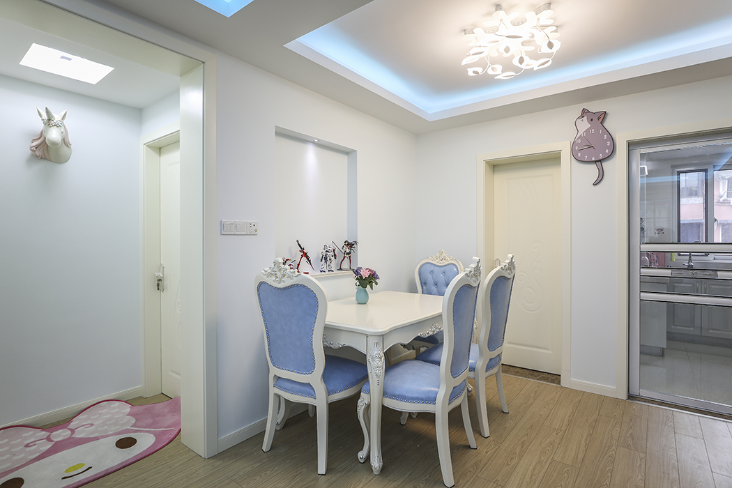 客餐廳頂面區域劃分明顯，柔和的燈光營造溫馨的畫面，歐式的家居加上淺色的地板使空間整體更加和諧！
