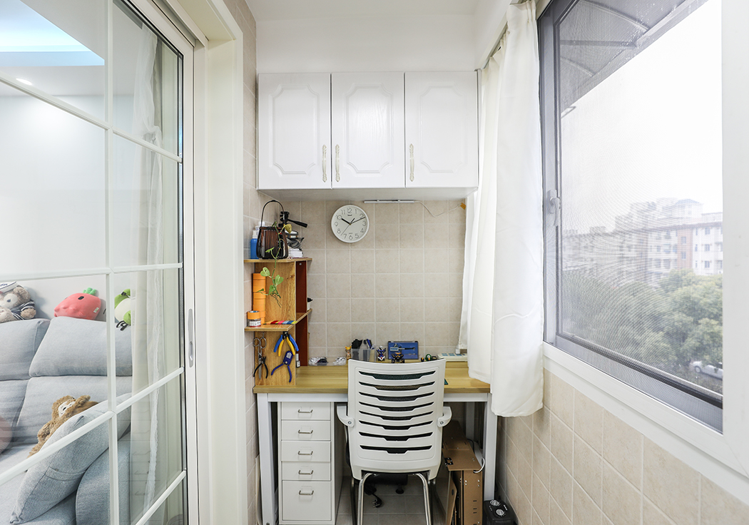 開放的陽臺可以呼吸更自由的空氣，而將陽臺封閉，則多了一處小空間可以多加利用，讓工作區瘦身，一張小書桌就可以實現
