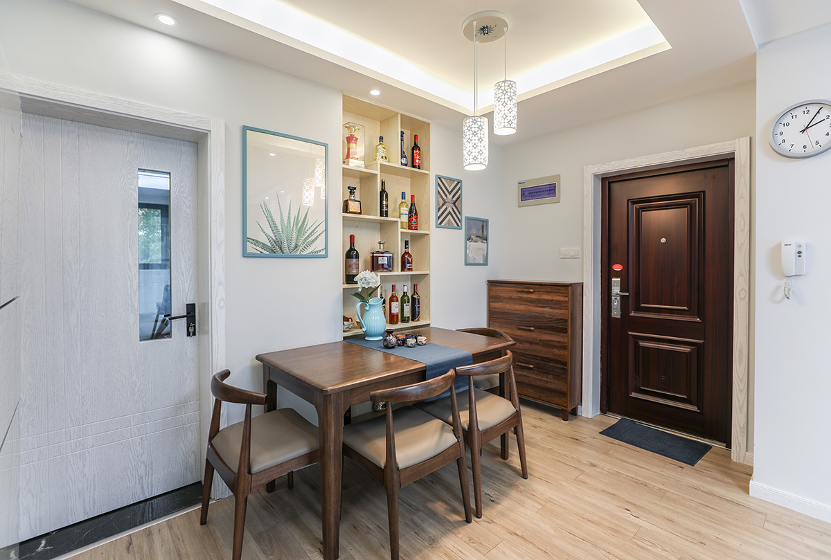 餐廳區，緊靠廚房門口，1.5米的餐桌，業主喜歡做各種美食，又喜歡聚餐，居家時靠墻，聚餐時放中間，約三兩好友，邊吃邊聊，生活不是應當如此嗎？
