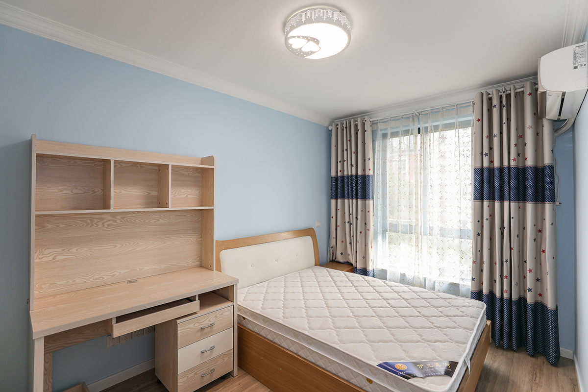 次臥，整體色調和主臥一致，也沒有裝電視，一是目前孩子還小，不看電視為好，二是現在也不太需要，所以摒棄了傳統的臥室格局。不過在床的旁邊留下了書桌和電腦臺的位置，可以寫作業，偶爾也可以上上網，休閑一下。
