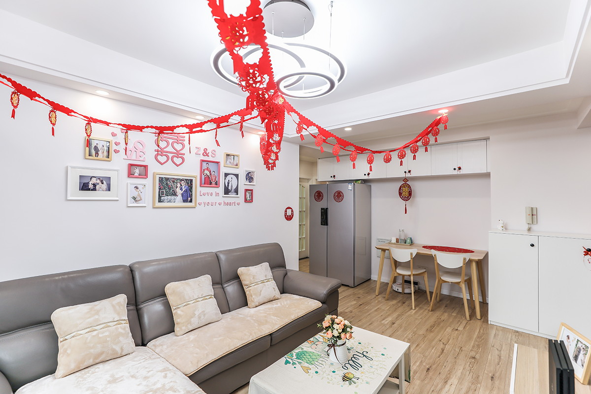 客廳電視背景墻無需過多點(diǎn)綴，有硅藻泥的肌理就足以裝飾，讓人有一種渾然天成之感，住在其間，不會(huì)生出厭煩，是當(dāng)下比較時(shí)尚的處理方式，配上北歐風(fēng)格常采用的原木，讓人頓覺自然舒暢，完全沒有化學(xué)制品的突兀之感，待在其間，愜意斐然。
