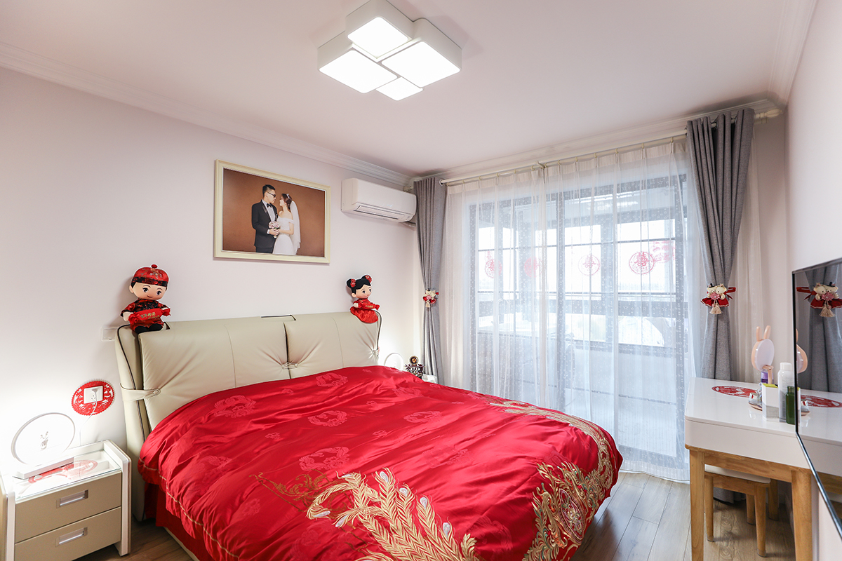 白色的墻壁搭配上實(shí)木的家具，在燈光的映襯下，顯得非常的清新，整個(gè)臥室看上去顯得非常的有活力。柔和的燈光能把臥室映襯的更加的溫馨舒適。
