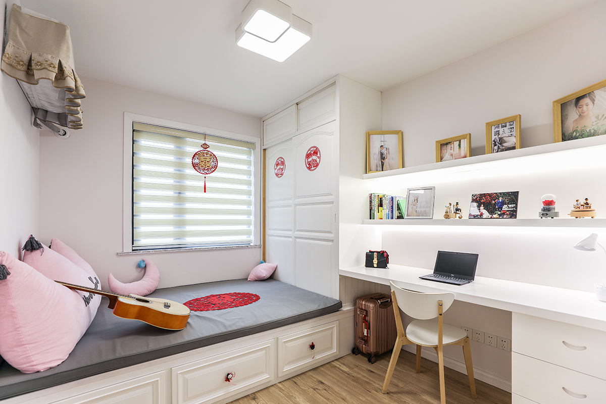 榻榻米的臥室兼書房，空間不大，但滿足了臥室的基本需求，兼?zhèn)淞耸占{，休息，休閑等功能。一室多用， 變換自如。
