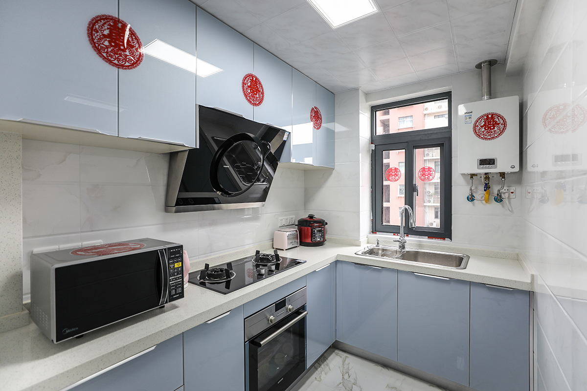 簡(jiǎn)單，淡雅的顏色可讓北歐風(fēng)格的廚房裝修更加大方，潔凈，美觀，海藍(lán)色的櫥柜面板，搭配人造石臺(tái)面，廚房整體搭配的清新優(yōu)雅，耐臟易清潔。若裝飾的花俏，則容易影響人的情緒。
