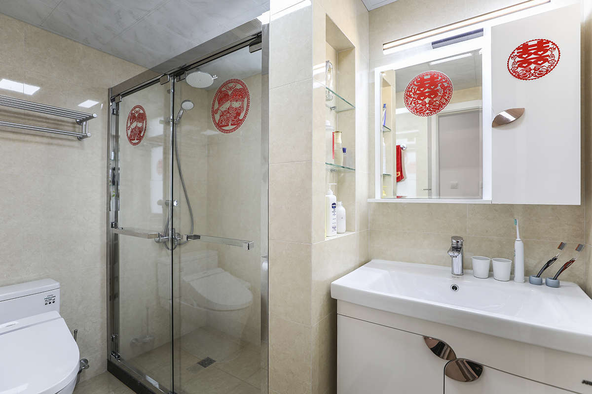 北歐風(fēng)格講究無拘無促、自由寫意，追求寬敞明亮的空間感，常用鏡面、玻璃等材質(zhì)增加空間層次，從視覺上放大衛(wèi)生間。使得衛(wèi)生間更顯干凈和大氣。