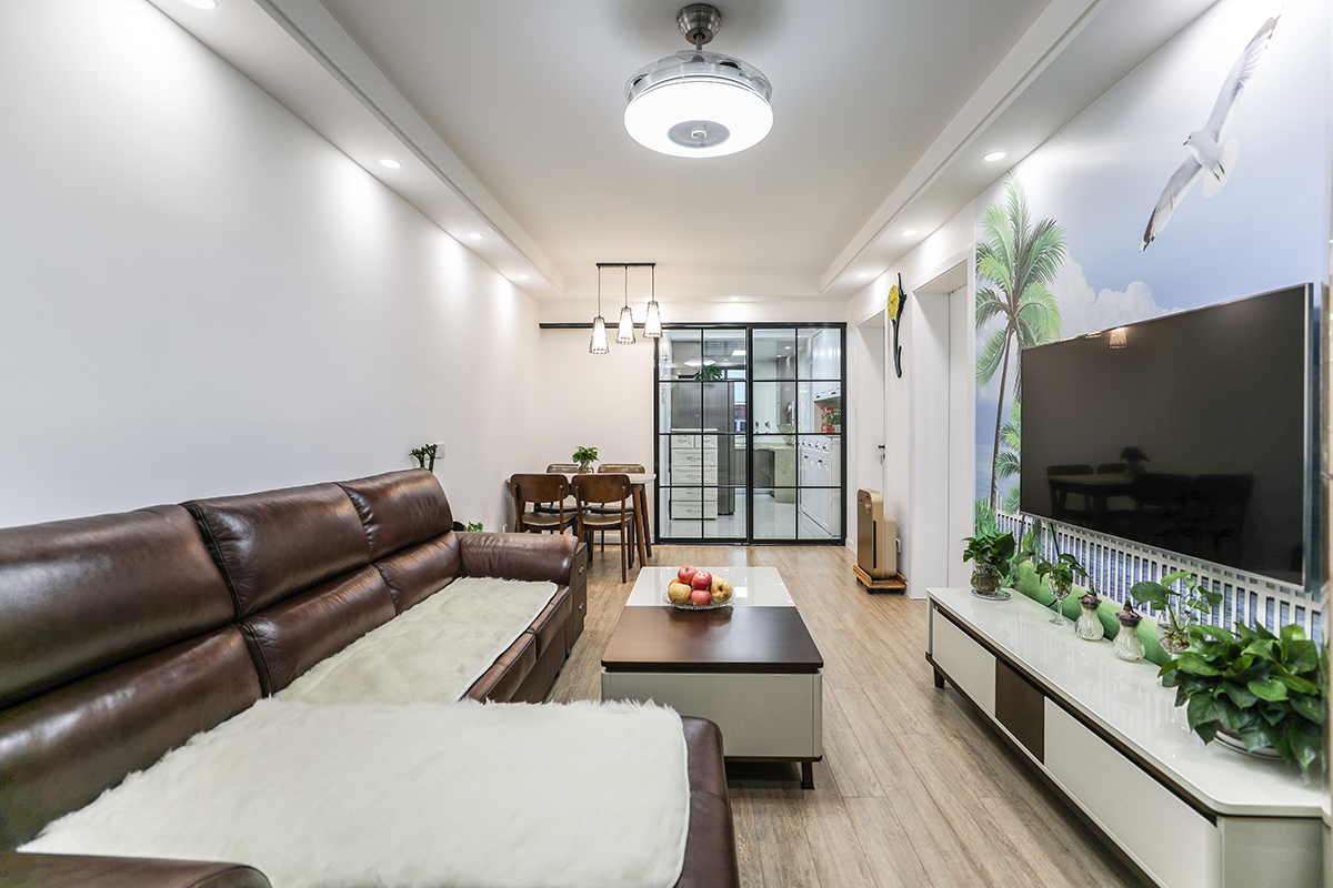 有了家才有生活。該業(yè)主事業(yè)有成，追求高品質(zhì)生活。整體的室內(nèi)設(shè)計(jì)，以現(xiàn)代時(shí)尚為主，配以簡(jiǎn)單大氣的風(fēng)格點(diǎn)綴，二者渾然一體的融合在空間的每處細(xì)節(jié)，視覺上通透大氣、華麗高貴，展現(xiàn)了主人優(yōu)雅的內(nèi)涵和品位。
