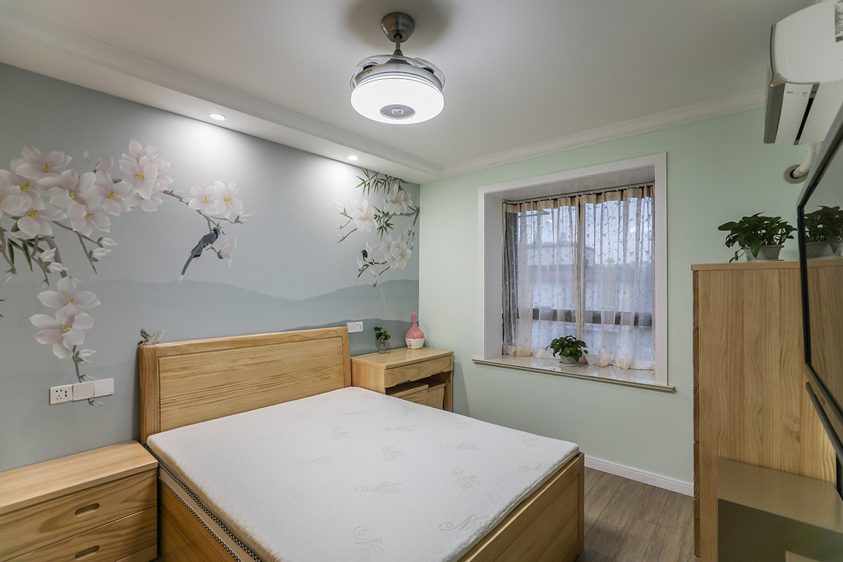 主臥采用原木色的家具，使臥室更加溫馨和諧，原本老房子沒有飄窗，利用空調(diào)外機(jī)尺寸做了個(gè)飄窗，增加了實(shí)景延伸感。
