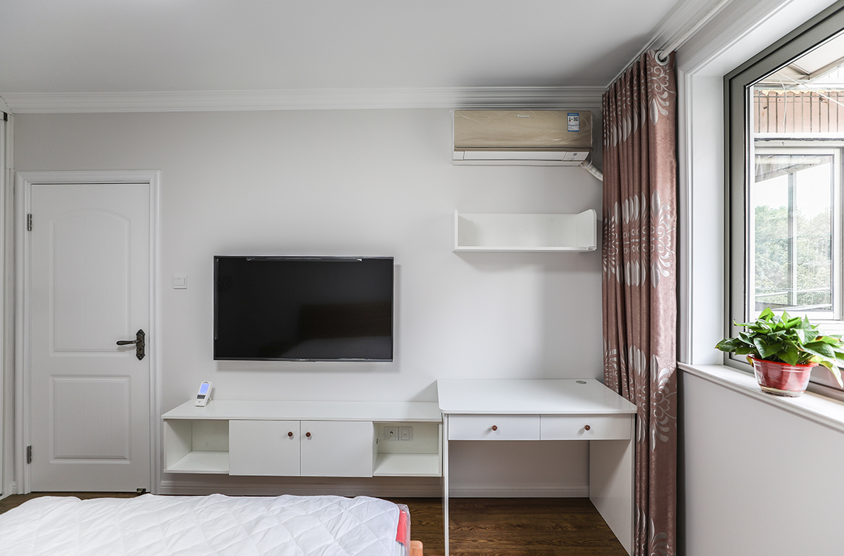 次臥室為兒童房采用藍色系為主的色彩搭配，整個房間以淺藍色為主體，加上木紋和白色門板的家具的搭配，使得整體色調非常的協調，內飄窗的設計在極小的空間使得活動空間的整體釋放。
