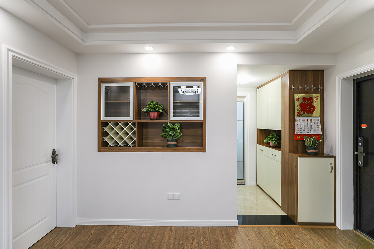 客餐廳采用了深色柚木色的柜子，使得空間得以充分利用，無意中給餐廳增添一處亮點，灰色的墻面和灰色木紋的地板加以白色的木門使得簡約元素非常的充足，，門廳衣帽柜給業主提供非常充足換衣和換鞋空間，空間全部留給生活活動，得以空間的最大化。
