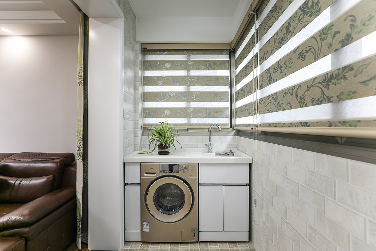 陽臺墻磚采用灰色的外墻磚小磚的設計風格，地磚采用仿古磚，使得陽臺整體設計風格非常的復古溫馨，窗簾的間斷色彩設計，使得格調非常的新穎，整體格調非常的干凈清爽。