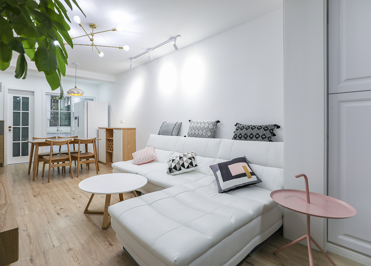 淺色做舊地板和實木電視柜、實木茶幾、實木餐桌相呼應，色調上協調統一，造型上簡潔大方，方中有圓，圓中有方，中規中矩，既能讓年輕人喜愛，又能讓老年人接受。
