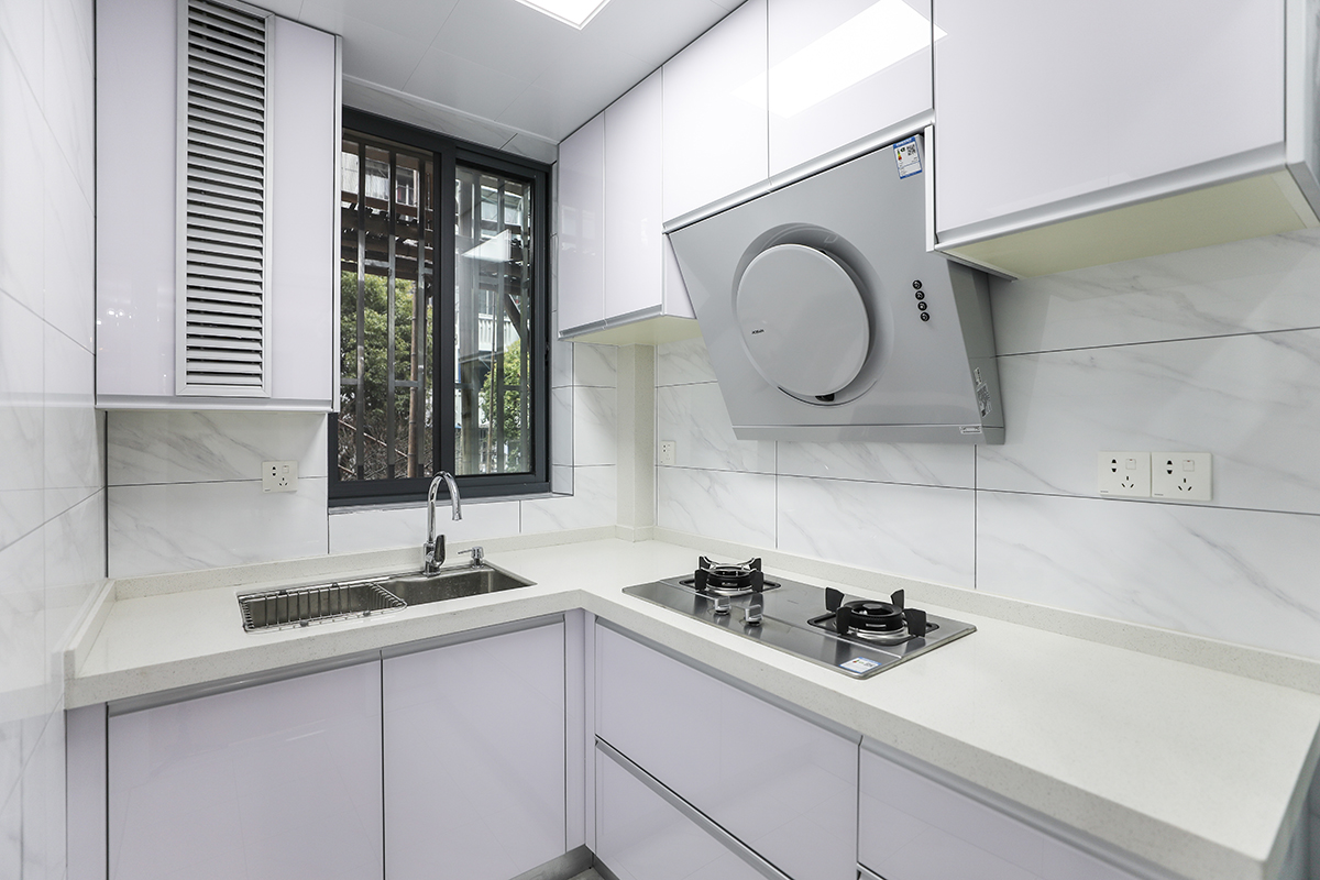 廚房是使用頻率最高的區域，不但要功能齊全，又要方便清潔好打理，所以色調上采用白色金鋼門板、白色大理石紋理墻磚配上米黃色石英石臺面。空間簡潔、干凈，方便清理，色調上又不單一。
