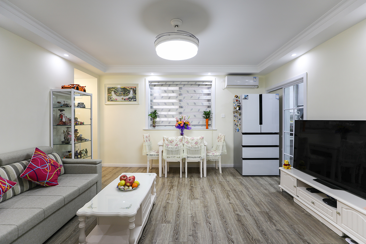 白色門套為主色調(diào)，用米黃色涂料做墻面，灰顏色的地板，給人一種溫馨舒適的感覺，讓人有一種很柔軟舒適的空間，在加一簡約的家具，布藝沙發(fā)為主，柔軟質(zhì)地也好，檔次也高。
