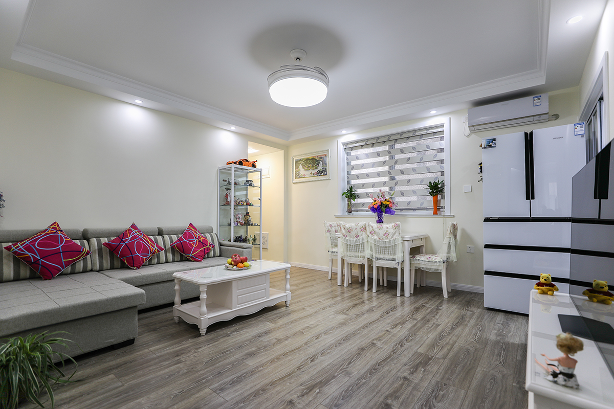 餐廳的最佳位置是在客廳旁邊，與私人空間分開。在設(shè)計時思考了家庭成員的數(shù)量，訪客量和家族風(fēng)格，它透過擺設(shè)家具，建立了一個穩(wěn)定的區(qū)域，在所帶給的空間里滿足需求。這樣的空間構(gòu)造為的是在最佳位置欣賞花園和風(fēng)景，并建立一個穩(wěn)定的氣氛。
