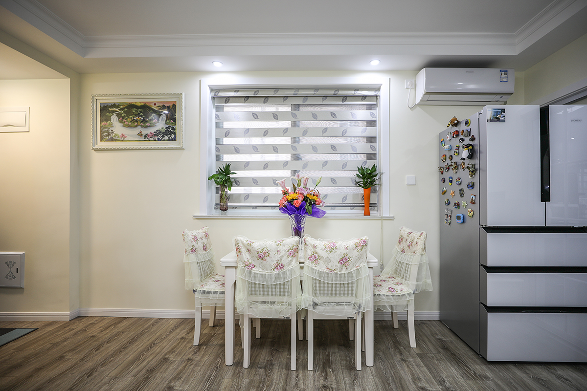 餐廳的最佳位置是在客廳旁邊，與私人空間分開。在設(shè)計時思考了家庭成員的數(shù)量，訪客量和家族風(fēng)格，它透過擺設(shè)家具，建立了一個穩(wěn)定的區(qū)域，在所帶給的空間里滿足需求。這樣的空間構(gòu)造為的是在最佳位置欣賞花園和風(fēng)景，并建立一個穩(wěn)定的氣氛。
