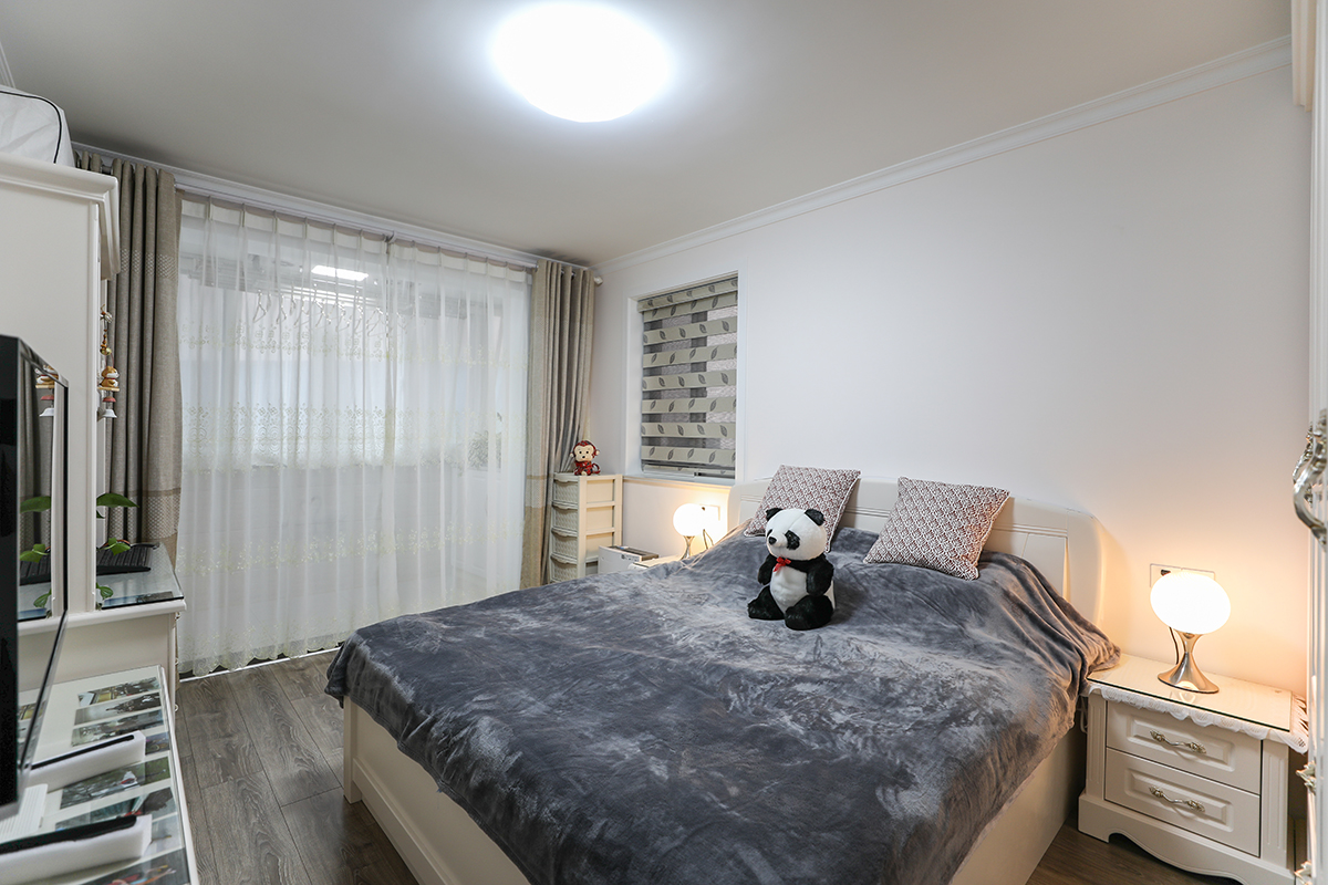 主臥室第一點就是需要讓人感到舒適和安靜。如果設(shè)計的居住面積不是很大，除放置雙人床之外，臥室家具放置在一個特定區(qū)域，如衣柜，床頭柜，臺燈等。
