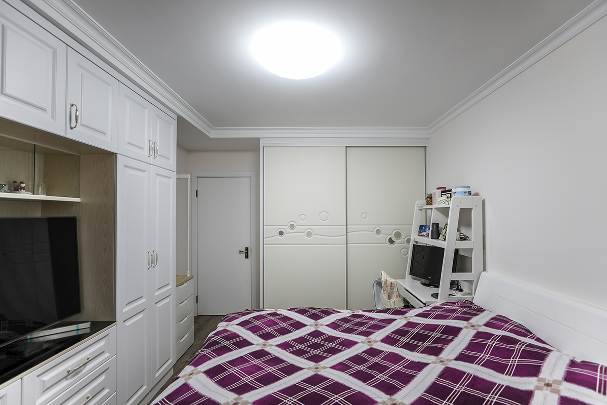 次臥室是用來睡覺和換衣服的地方，但是更準(zhǔn)確的說臥室完全是屬于收納的地方，在那里能夠讀書，看報，看電視，寫信，喝茶等。當(dāng)你不想被他人打擾你會躲在次臥室里。   
