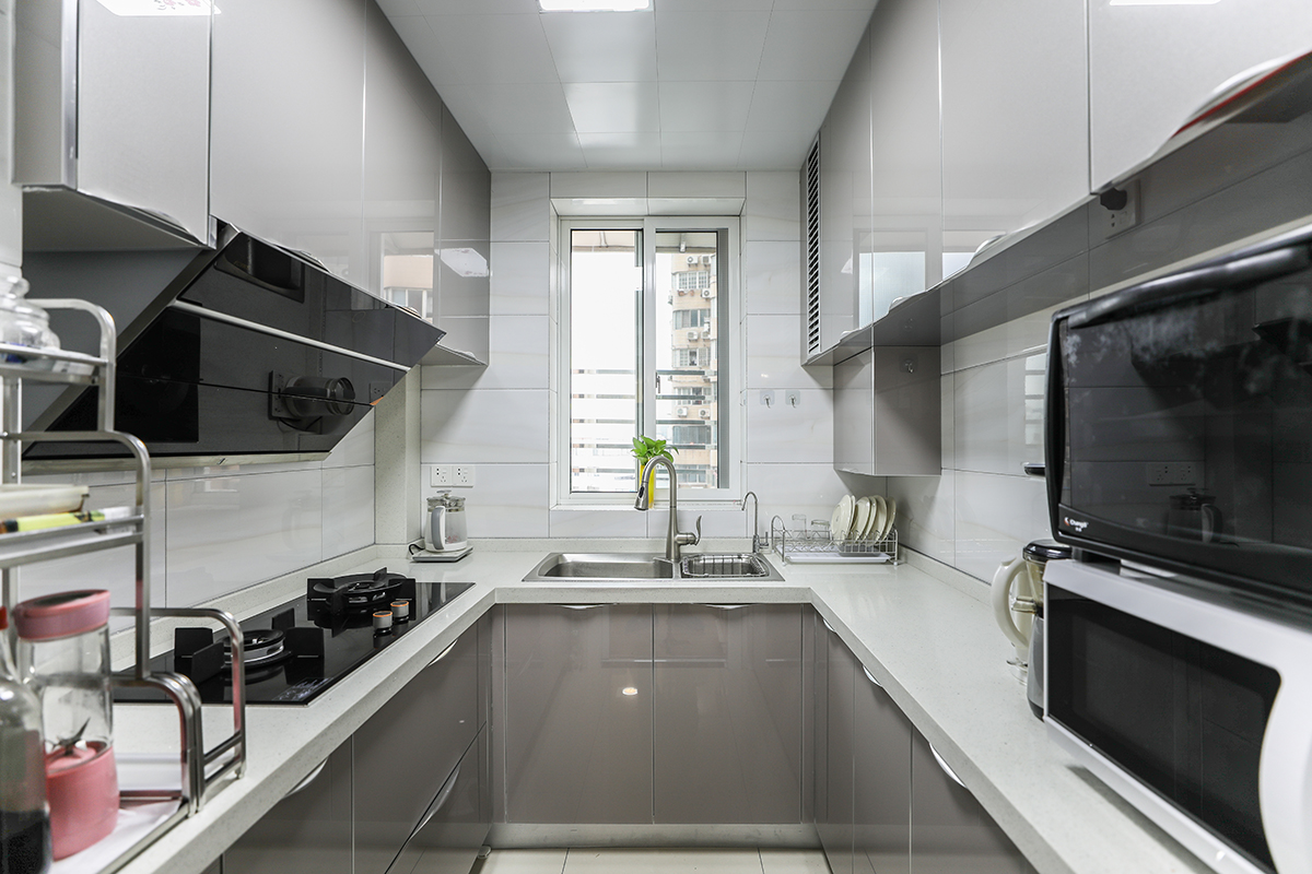 廚房功能是儲存生活必備，為日常生活帶給餐飲的保證。按廚房的功能可分為以下區(qū)域：儲存、洗滌和烹調(diào)。通常又把這三個區(qū)域所構(gòu)成的三個點所構(gòu)成的三角形稱為廚房工作三角形，思考體現(xiàn)廚房的功能實用性。
