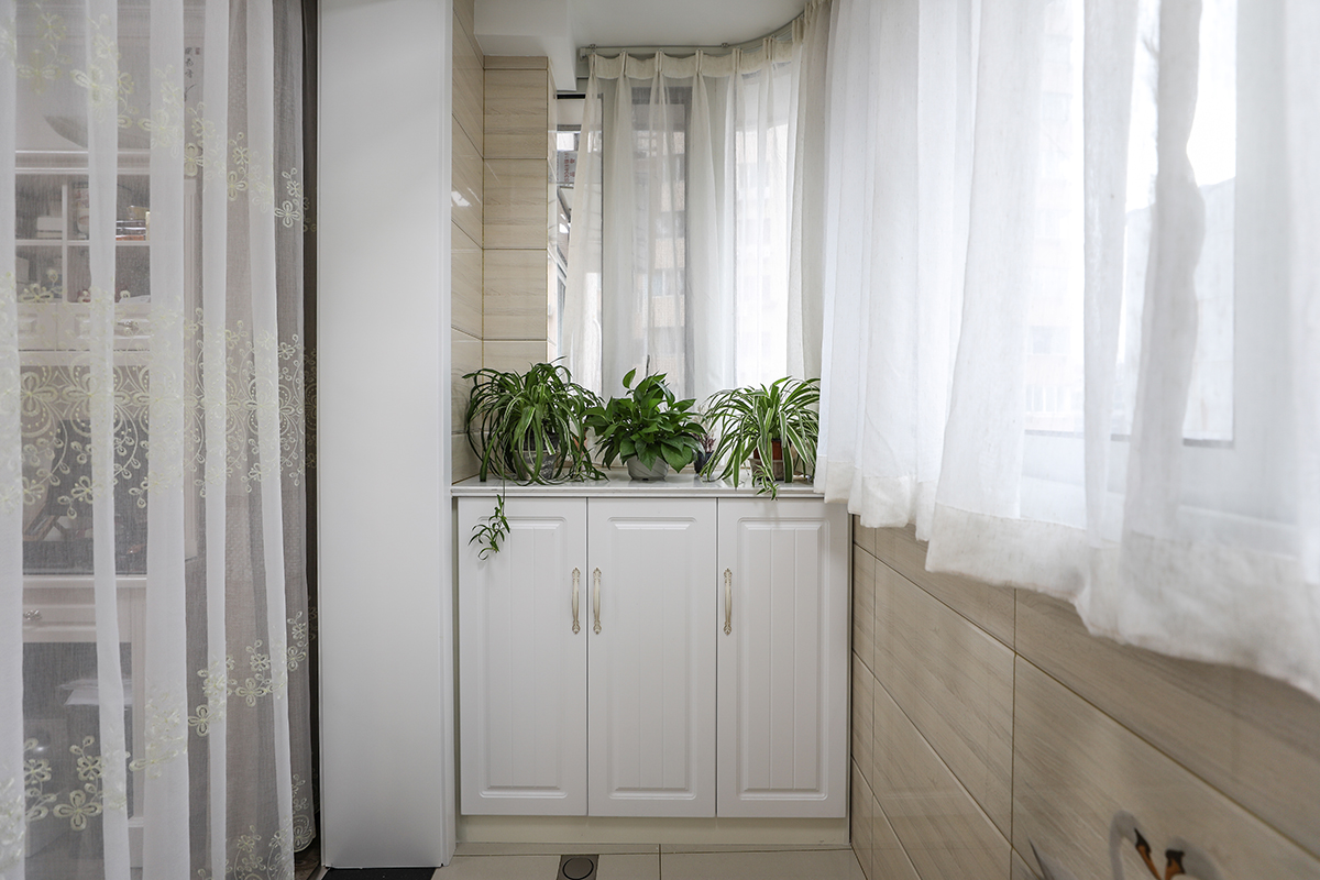 小陽臺在寬度上也十分有限，典型的迷你型陽臺，臺上堆放小花盆，是提升陽臺品質(zhì)的漂亮手筆，并不占絲毫陽臺空間色總是可以讓人的心情放松。 