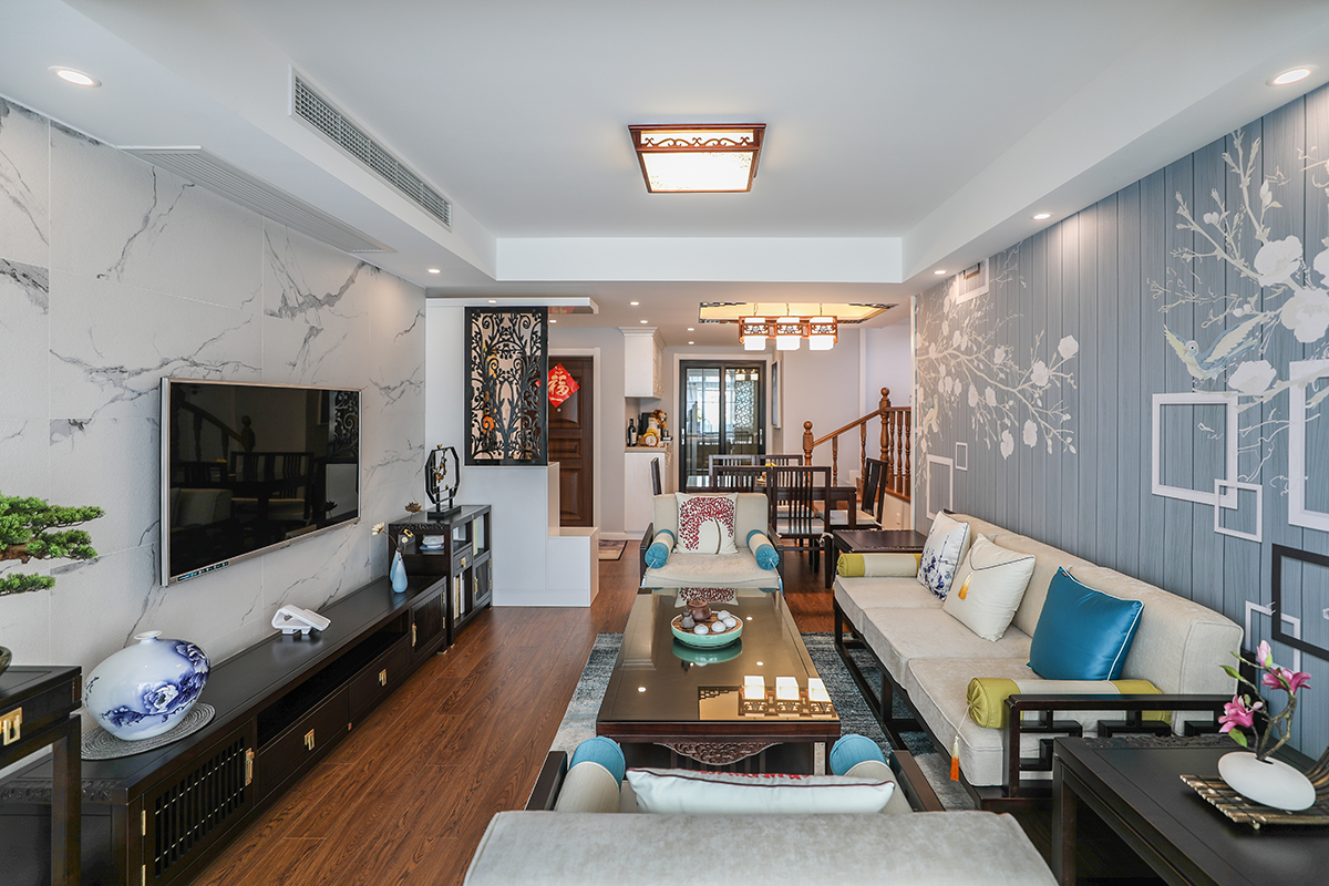 客廳整體風格采用新中式家具，配水墨畫風格的電視背景墻，簡約的沙發背景墻餐廳做了一些中式花格的點綴，使中式與現代的完美結合，在顏色上做了統一，配上精致的木裝飾，玄關柜的鏤空的中式點綴，讓整個空間更加的唯美。
