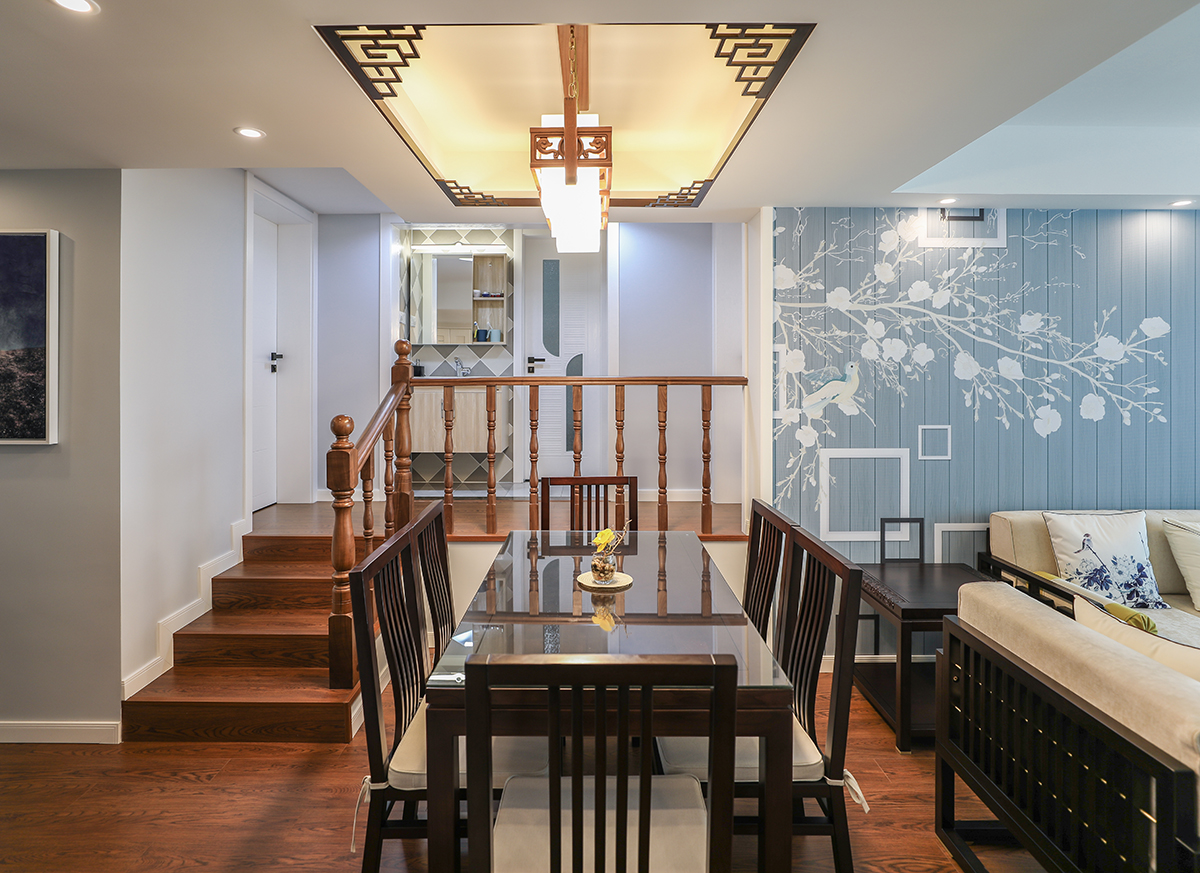 餐廳的效果也非常獨特，頂面的造型吊頂及中式花格，和新中式的餐桌相互呼應，旁邊的樓梯扶手，讓空間的協調性更加完美，顯得空間感非常大，實木的餐邊柜，讓本來不大的餐廳有了更多的功能性和使用性，
