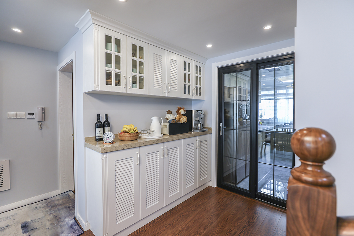 餐廳的效果也非常獨特，頂面的造型吊頂及中式花格，和新中式的餐桌相互呼應，旁邊的樓梯扶手，讓空間的協調性更加完美，顯得空間感非常大，實木的餐邊柜，讓本來不大的餐廳有了更多的功能性和使用性，
