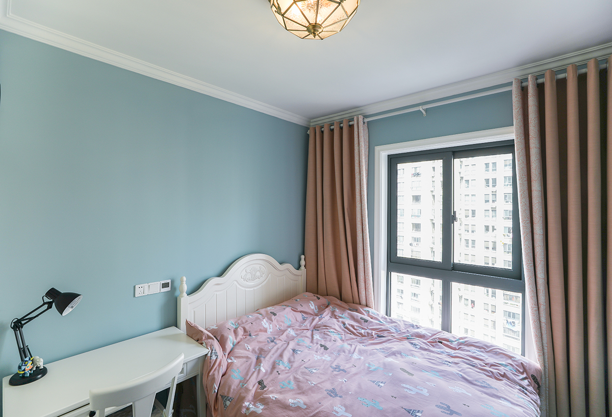 客廳采用了暖色調，所以在臥室上更改了客戶喜歡的藍灰色，碎花的窗簾和美式碎花的床背靠，和客廳成了不一樣的對比色。
