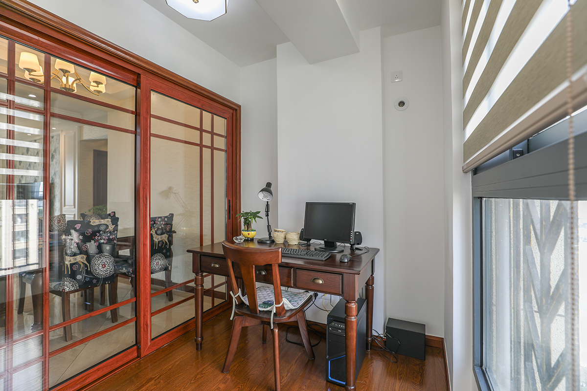 書房是北陽臺和餐廳更改出來的小區域，北邊落地玻璃采光很好，又很好的隔斷了客廳的吵鬧，增加了私密性。
