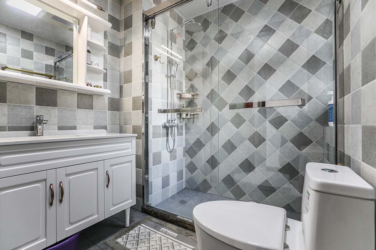 藍灰色的復古磚，加上白色的潔具既有了美式田園小清新也擴大了視覺感。
