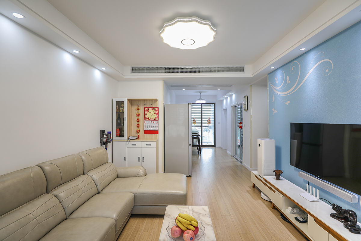 中央空調吊頂為一級直線吊頂。這種吊頂的好處是增大空間感，內置多個筒燈滿足不同光線的需要。中間設計一個水晶的實用吸頂燈，給人一種高貴溫馨的感覺。
