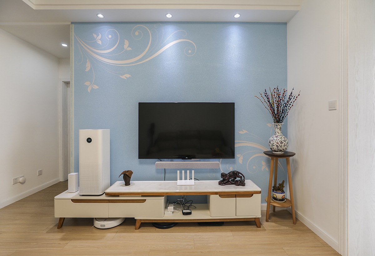 沙發對面貼上藍色的藝術壁畫
