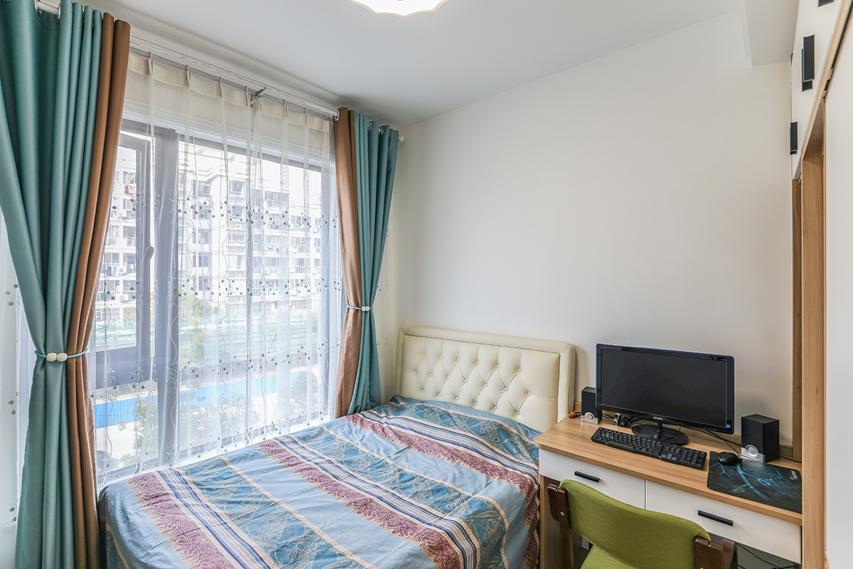 在餐桌上擺放一些裝飾畫，以達到增加餐廳的情調。而餐桌上的綠色植物則起到了畫龍點睛的作用，使環境充滿生機與活力。
