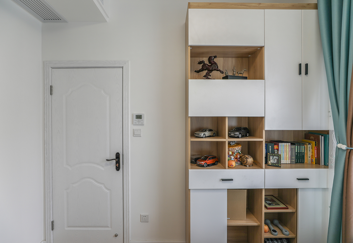 臥室主旨色彩：色彩應以統一、和諧、淡雅為宜，對局部的原色搭配應慎重，穩重的色調較受歡迎，本例主要運用到木材質，張顯簡樸大方之氣。 
