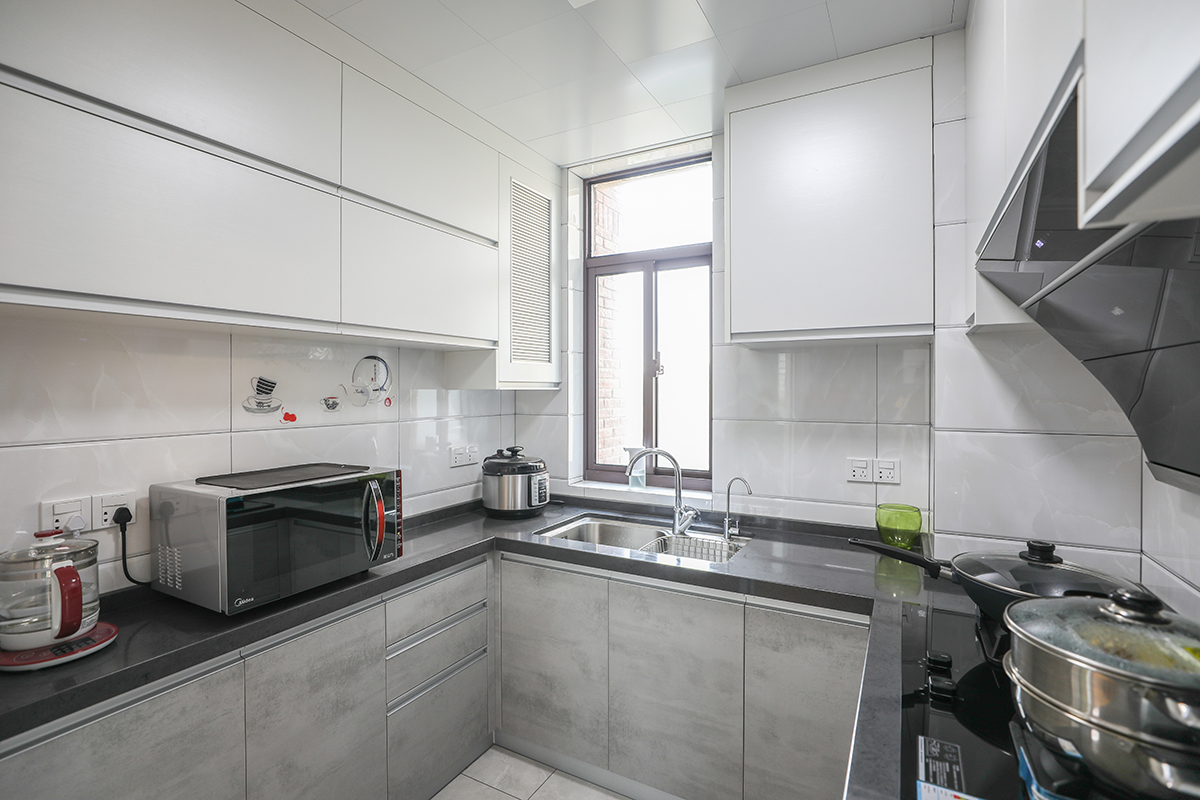 高低錯落的柜體，既滿足儲物功能，也滿足了展示柜的展示功能。
