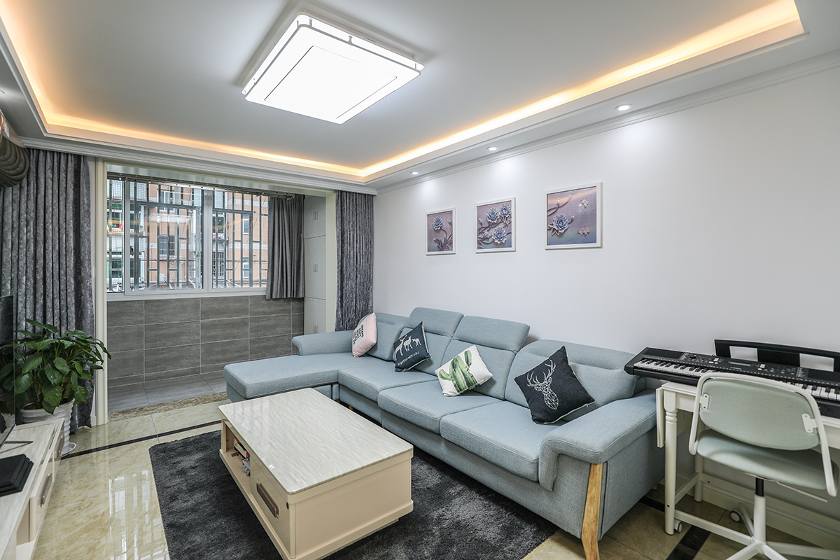 從茶幾到沙發，從綠植到掛畫，所有的軟裝配飾和家具的高度均在不同的高度，組合色彩搭配營造出錯落有致的感覺；材質、紋理、顏色的相互碰撞，同時也提升了客廳的格調和趣味性。
