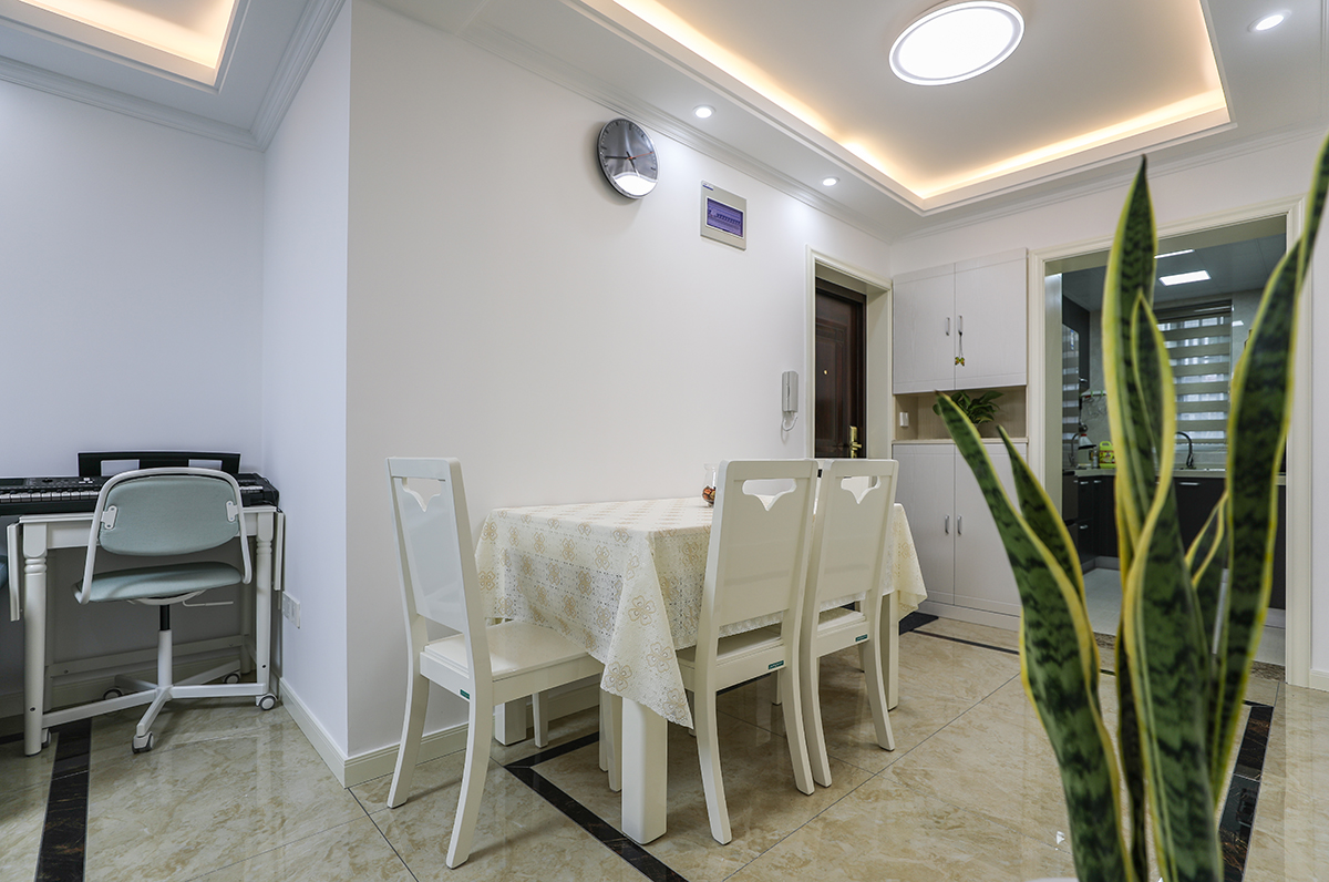 合理的格局配置造就合理的人物動線——餐廳用心處理好家中的每個細節，對生活不妥協，不散漫，是何先生對生活執著的表現。餐飲除了是生活必備的儀式感之外，更是一家人情感交流的地方，設計師以整體風格為基礎，對客餐廳的調整和布局都做了統一的規劃和細節的處理，色彩的對照，家具的呼應，看似隨意安放，其實用心良苦。
