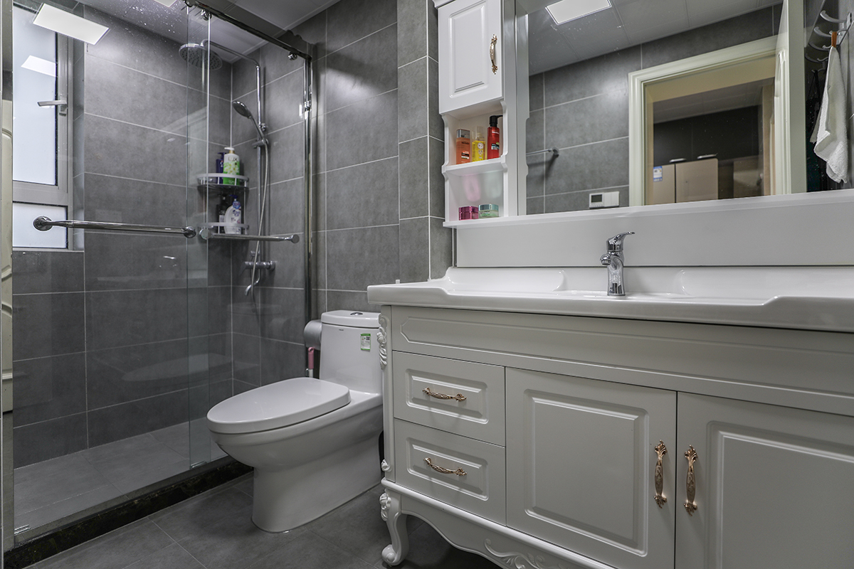 衛生間 延續黑白的主色調，合理的格局配置方便合理的人物動線。大型臺盆柜子更是滿足家人的收納需求，增添空間層次感。