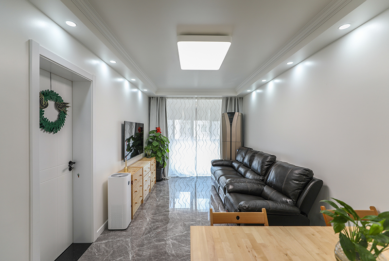 客餐廳，處于同一個區域，大理石地磚鋪貼的亮面瓷磚，墻壁則是選擇的米黃色乳膠漆，搭配的灰色家具，時尚大氣又不顯得壓抑；
