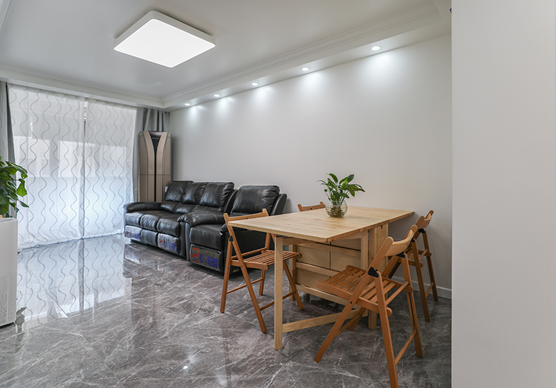 天花設計的二級吊頂，提升了空間的層次感，看起來更加的高大上，選擇的黑色皮質沙發和原木餐桌的搭配，也是非常的大氣
