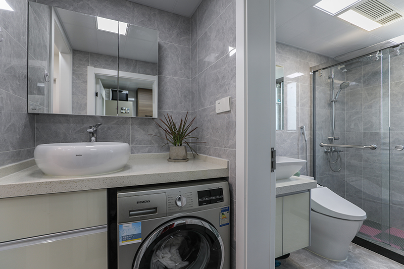 衛生間的設計雖然也是黑白灰，但是給人的感覺非常大氣，簡潔，上檔次。沒有一點繁瑣的氛圍。
