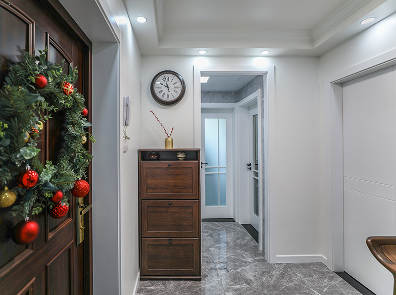 大理石地磚鋪貼的亮面瓷磚，墻壁則是選擇的米黃色乳膠漆，搭配的深色的木制家具，時尚大氣又不顯得壓抑；